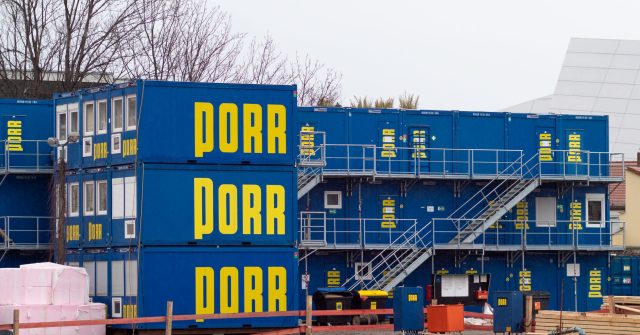 Wohncontainer auf einer Baustelle von Porr in Dresden