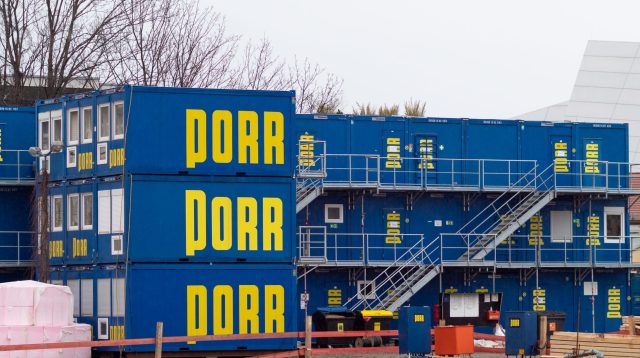 Wohncontainer auf einer Baustelle von Porr in Dresden