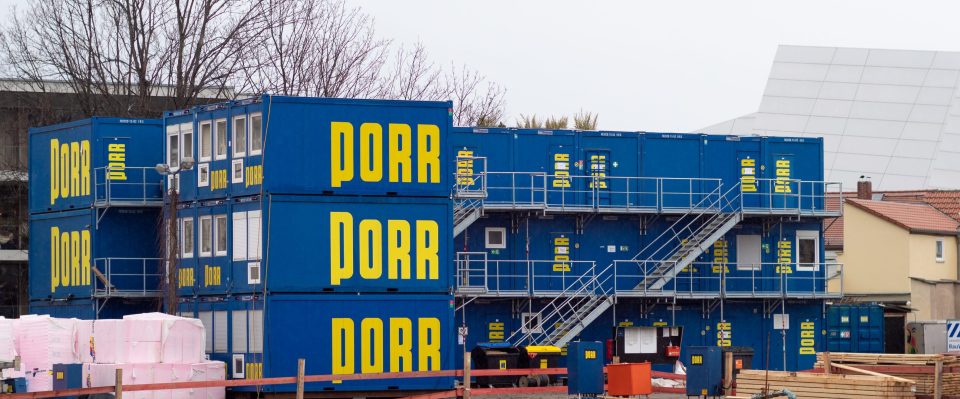 Wohncontainer auf einer Baustelle von Porr in Dresden