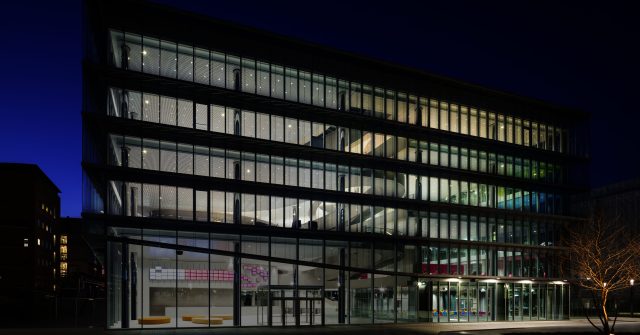 Das Merck Innovation Center bei Nacht in der Konzernzentrale in Darmstadt, Deutschland