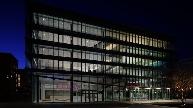 Das Merck Innovation Center bei Nacht in der Konzernzentrale in Darmstadt, Deutschland