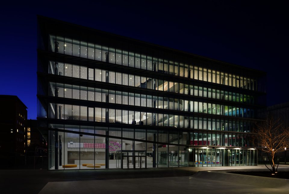 Das Merck Innovation Center bei Nacht in der Konzernzentrale in Darmstadt, Deutschland