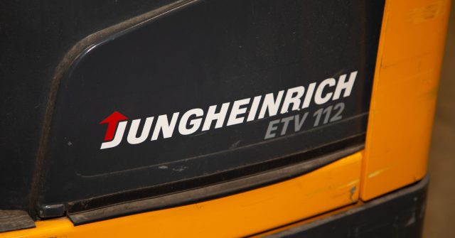 Jungheinrich Logo an einem Flurförderzeug