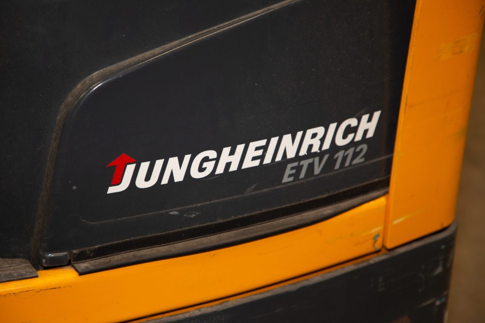 Jungheinrich Logo an einem Flurförderzeug