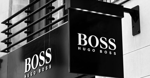 Ein Schild über dem Eingang des Designerwarengeschäfts Hugo Boss in der New Bond Street in London, England