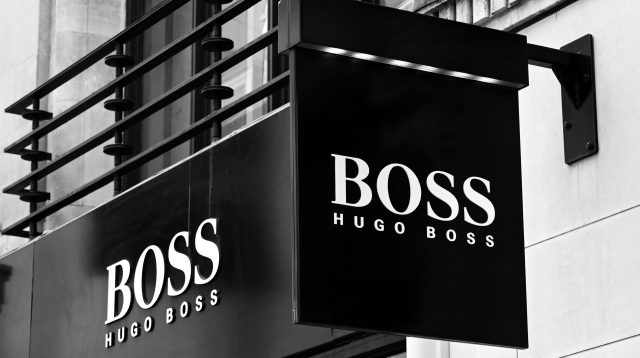 Ein Schild über dem Eingang des Designerwarengeschäfts Hugo Boss in der New Bond Street in London, England