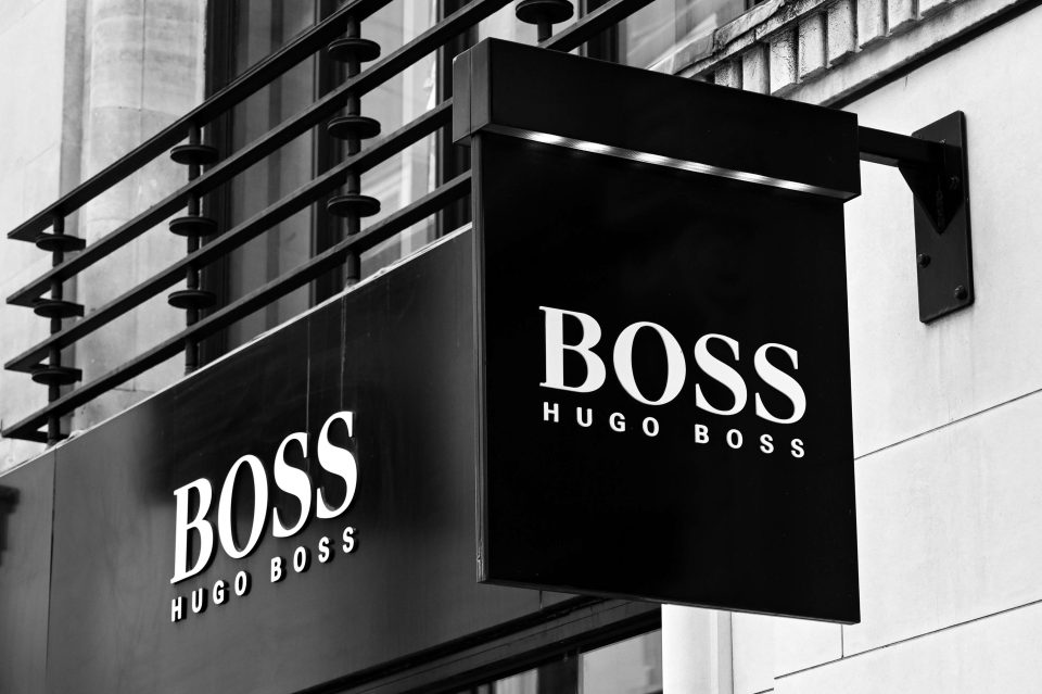 Ein Schild über dem Eingang des Designerwarengeschäfts Hugo Boss in der New Bond Street in London, England