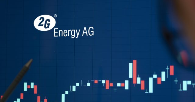 Ein Aktionär analysiert die Ergebnisse der 2G Energy AG auf einem Bildschirm und eine Grafik zeigt den Aktienkurs