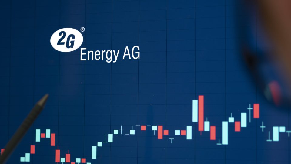 Ein Aktionär analysiert die Ergebnisse der 2G Energy AG auf einem Bildschirm und eine Grafik zeigt den Aktienkurs