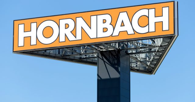 Hornbach-Schild vor blauem Himmel in Den Haag, Niederlande