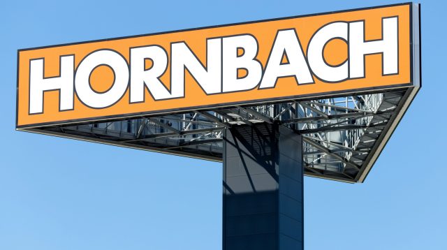 Hornbach-Schild vor blauem Himmel in Den Haag, Niederlande