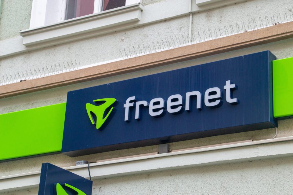 Logo und Schriftzug des freenet-Mobilfunknetzbetreibers an einer Hauswand