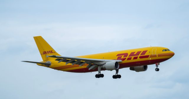 Der DHL Air Transport Airbus A300-600F im Landeanflug auf dem internationalen Flughafen MXP Milano Malpensa