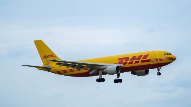 Der DHL Air Transport Airbus A300-600F im Landeanflug auf dem internationalen Flughafen MXP Milano Malpensa