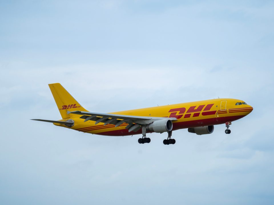 Der DHL Air Transport Airbus A300-600F im Landeanflug auf dem internationalen Flughafen MXP Milano Malpensa