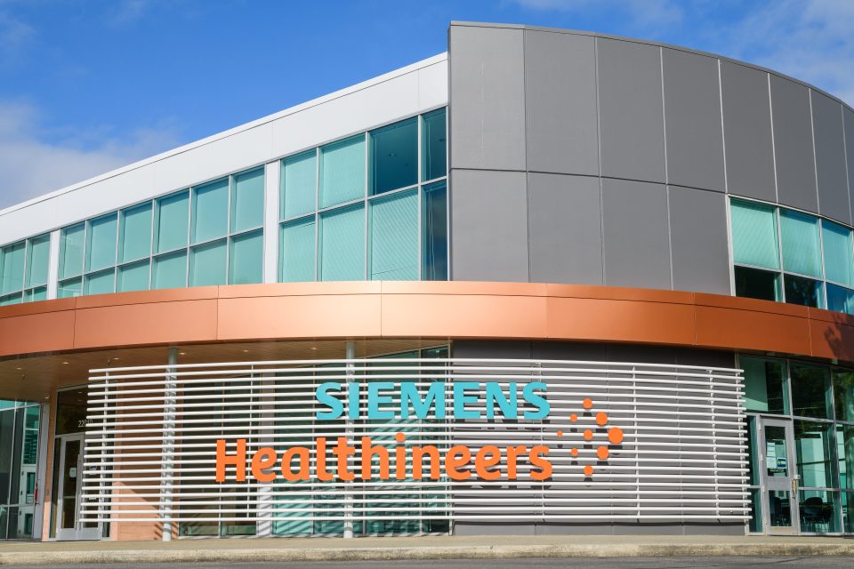 Der Schriftzug Siemens Healthineers mit Logo am Standort Issaquah in Washington in den Vereinigten Staaten