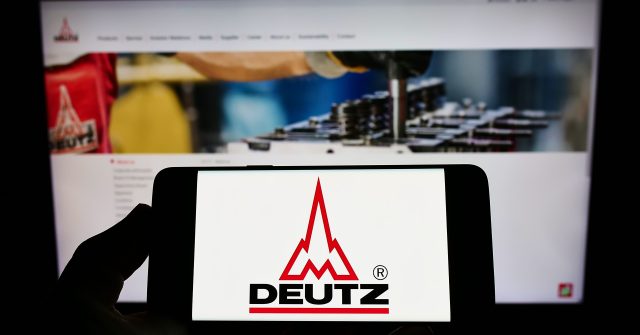 Person hält Smartphone mit Logo des deutschen Motorenherstellers Deutz AG auf dem Bildschirm vor einer Website mit Fokus auf das Telefondisplay