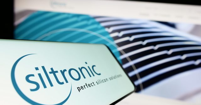 Mobiltelefon mit dem Logo des deutschen Elektronikunternehmens Siltronic AG auf dem Bildschirm vor einer Unternehmenswebsite mit Fokus auf die Mitte links des Telefondisplays