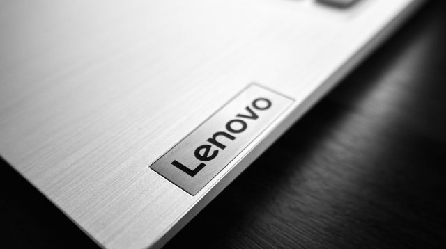 Lenovo-Logo auf einem Laptop