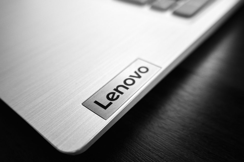 Lenovo-Logo auf einem Laptop