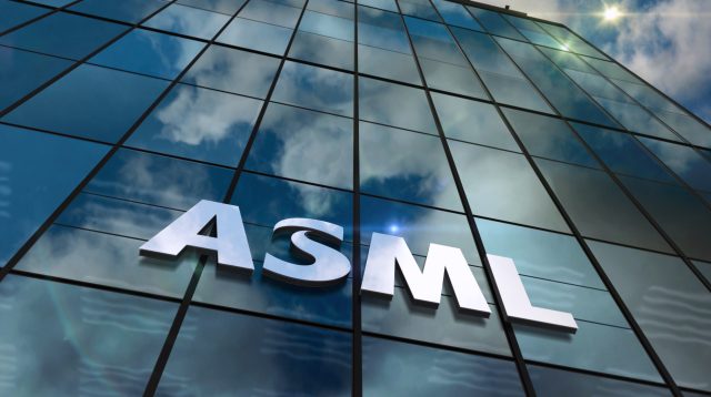 ASML-Schriftzug an den Headquarters in Veldhoven