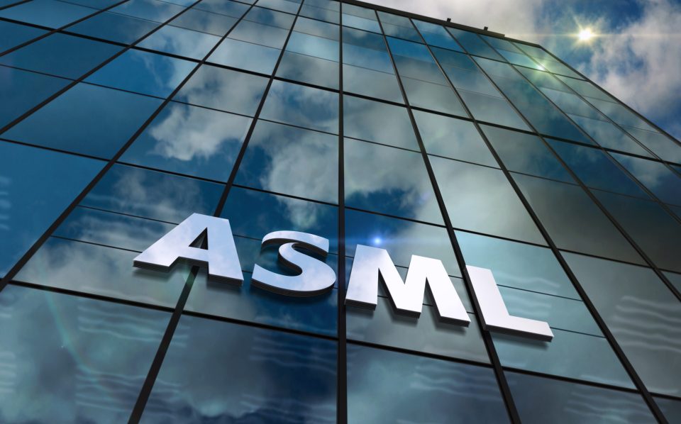 ASML-Schriftzug an den Headquarters in Veldhoven