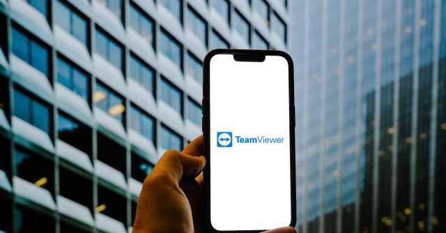 Das TeamViewer Logo mit Schriftzug auf einem Mobiltelefon