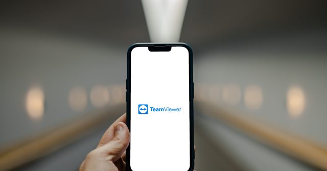 Das TeamViewer Logo mit Schriftzug auf einem Mobiltelefon