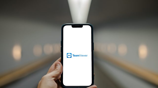 Das TeamViewer Logo mit Schriftzug auf einem Mobiltelefon