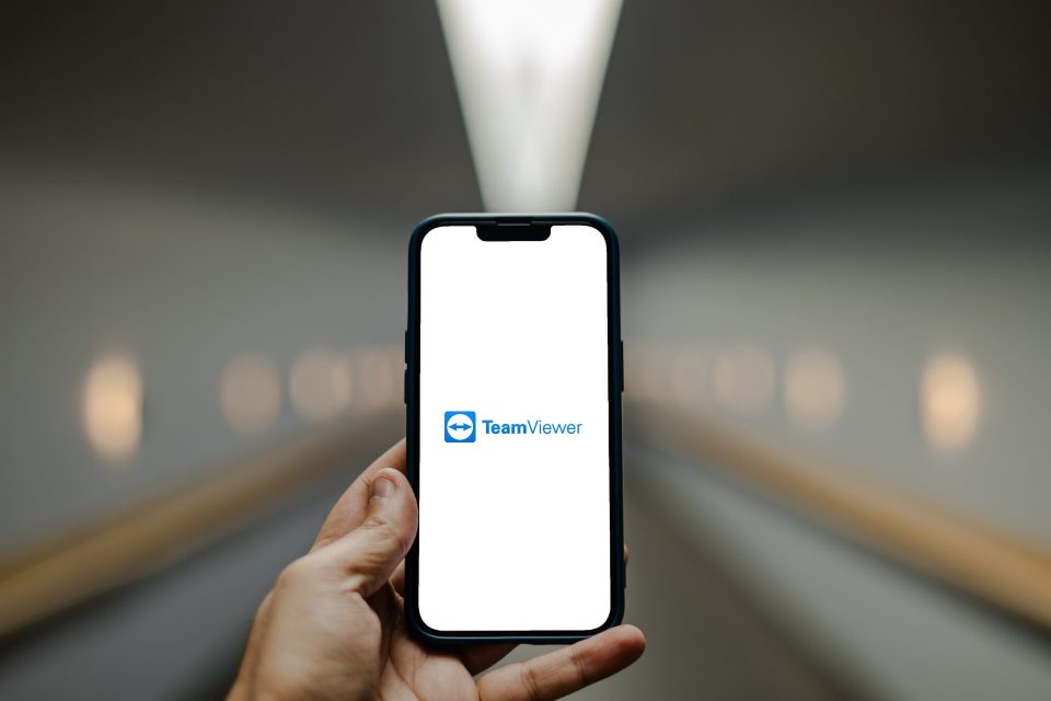 Das TeamViewer Logo mit Schriftzug auf einem Mobiltelefon