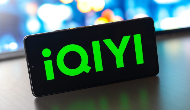 In dieser Fotoillustration wird das Logo von iQIYI Inc. auf einem Smartphone-Bildschirm angezeigt