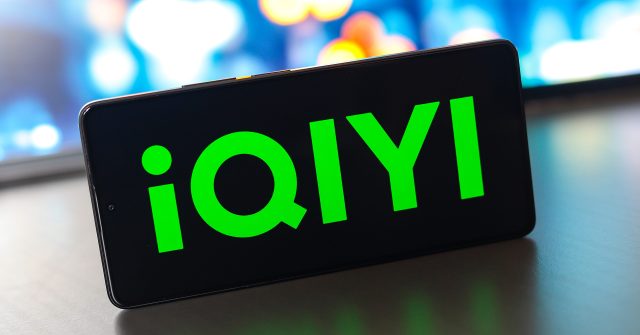 In dieser Fotoillustration wird das Logo von iQIYI Inc. auf einem Smartphone-Bildschirm angezeigt