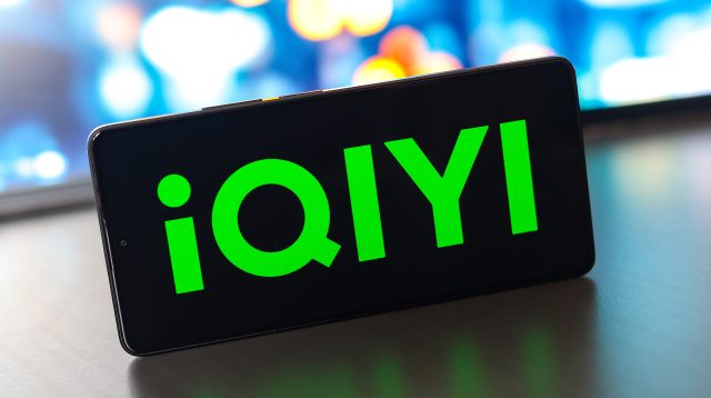 In dieser Fotoillustration wird das Logo von iQIYI Inc. auf einem Smartphone-Bildschirm angezeigt