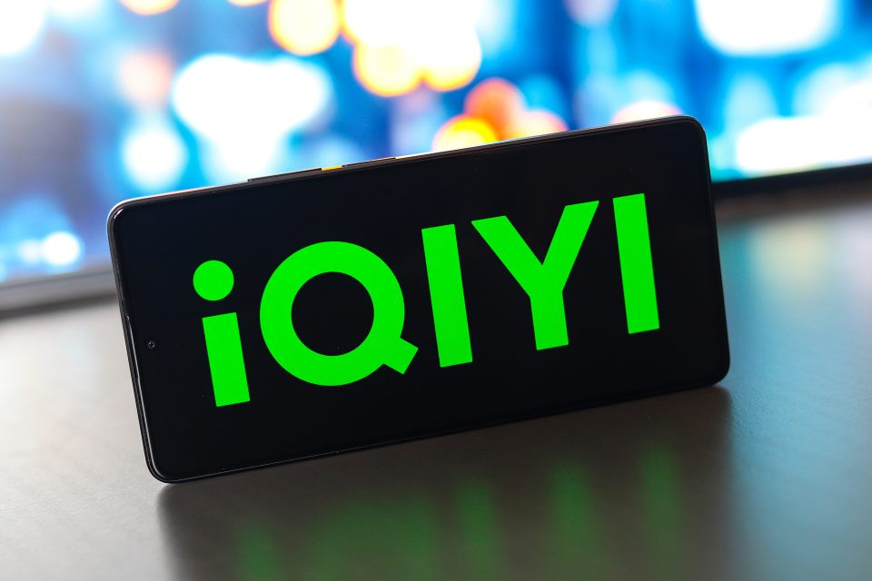 In dieser Fotoillustration wird das Logo von iQIYI Inc. auf einem Smartphone-Bildschirm angezeigt