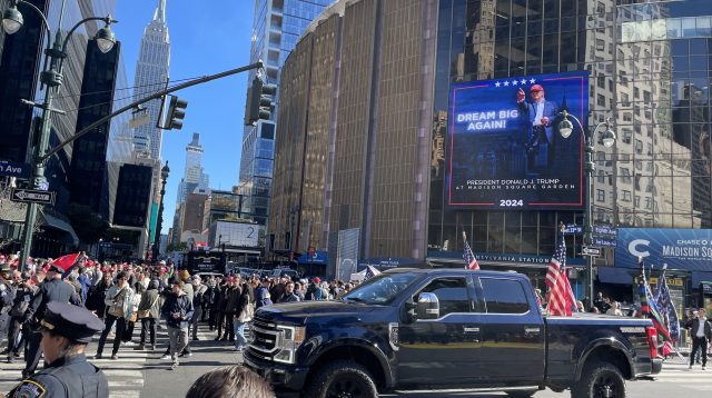 Trump-Anhänger und Pick-Up bei der Trump Rally am Madison Square Garden in New York (27.10.24)