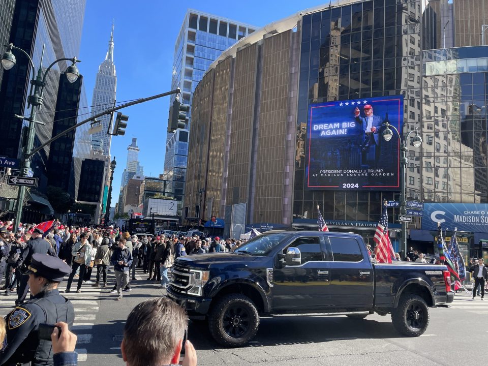 Trump-Anhänger und Pick-Up bei der Trump Rally am Madison Square Garden in New York (27.10.24)