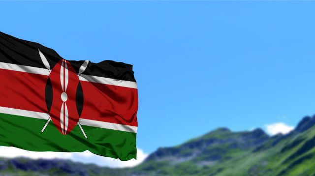 Kenia Flagge weht in den blauen Himmel