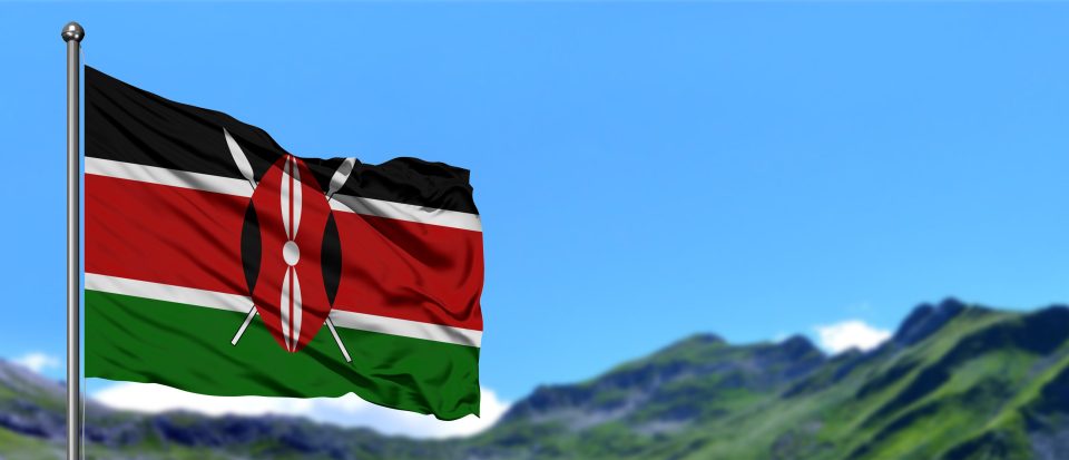 Kenia Flagge weht in den blauen Himmel