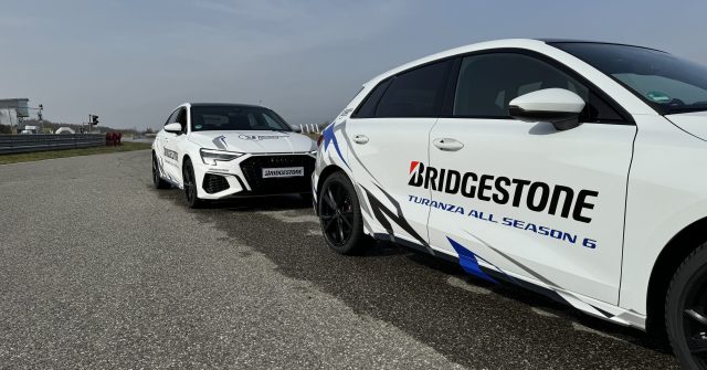 Zwei Autos bei den Bridgestone Training Days 2024