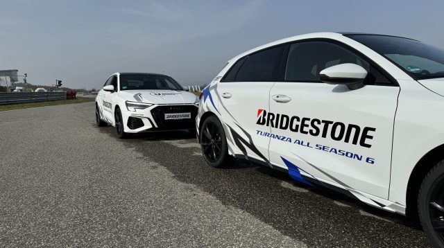 Zwei Autos bei den Bridgestone Training Days 2024