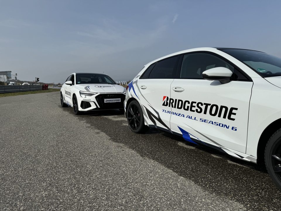 Zwei Autos bei den Bridgestone Training Days 2024