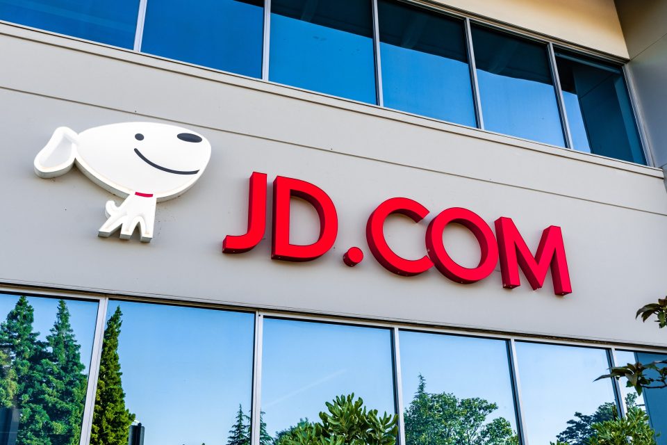 Ein JD.com-Schild am Eingang der Niederlassung im Silicon Valley, USA