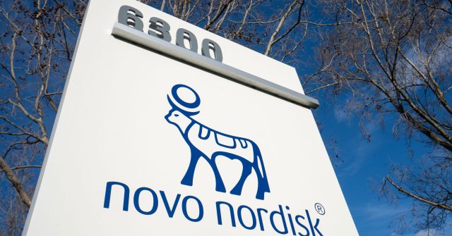 Nahaufnahme des Novo Nordisk-Schilds vor dem Firmensitz in Fremont, Kalifornien, USA