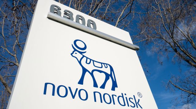 Nahaufnahme des Novo Nordisk-Schilds vor dem Firmensitz in Fremont, Kalifornien, USA