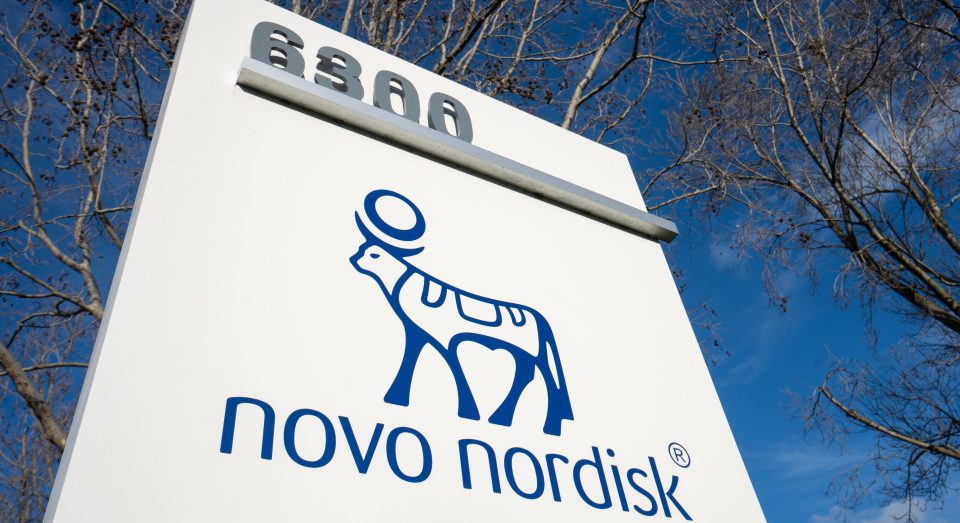 Nahaufnahme des Novo Nordisk-Schilds vor dem Firmensitz in Fremont, Kalifornien, USA