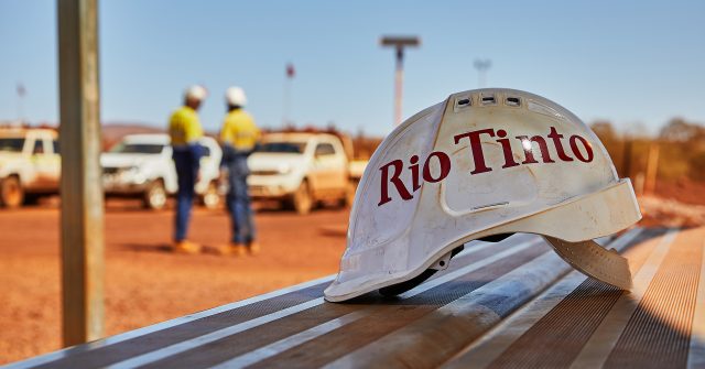 Ein Helm eines Rio Tinto Arbeiters bei den Pilbara Operations in Australien