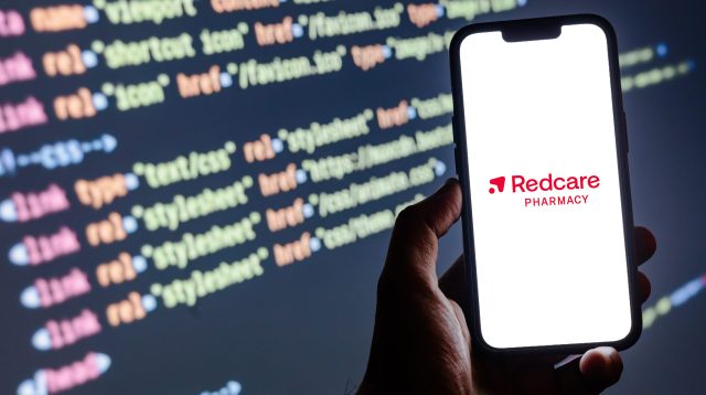 Das Logo der Redcare Pharmacy Company auf einem Smartphone