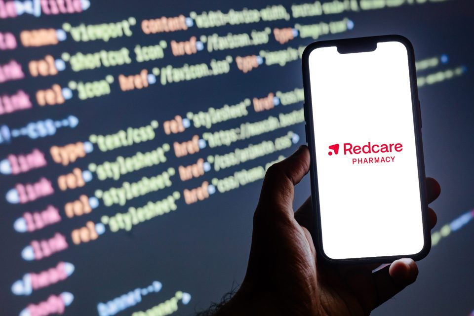 Das Logo der Redcare Pharmacy Company auf einem Smartphone