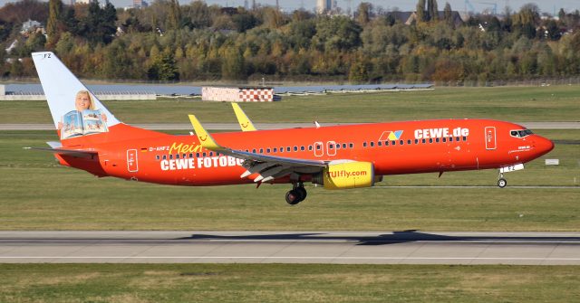 Deutsche TUIfly Boeing 737-800 mit der Kennung D-AHFZ in spezieller CEWE Fotobuch Lackierung auf dem kurzen Endspurt zum Düsseldorfer Flughafen