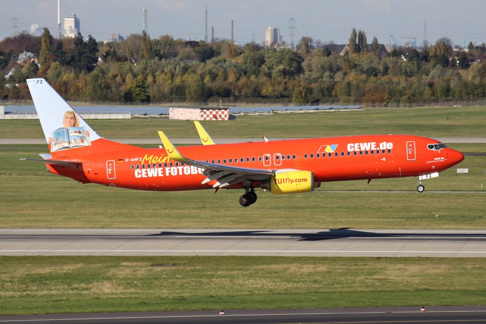 Deutsche TUIfly Boeing 737-800 mit der Kennung D-AHFZ in spezieller CEWE Fotobuch Lackierung auf dem kurzen Endspurt zum Düsseldorfer Flughafen